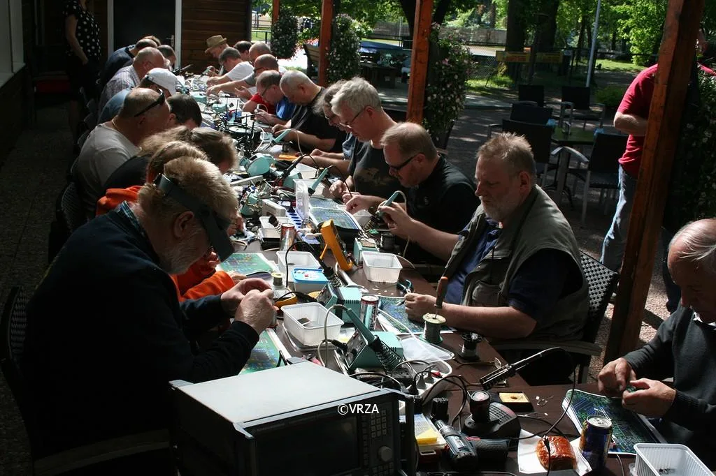 Deelnemers bouwen samen aan elektronica tijdens de Radiokampweek